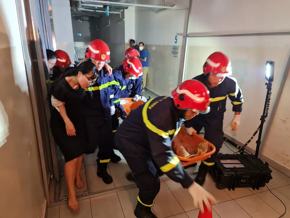 Lực lượng PCCC tiếp cận tầng hầm chữa cháy và cứu người mắc kẹt đưa ra ngoài