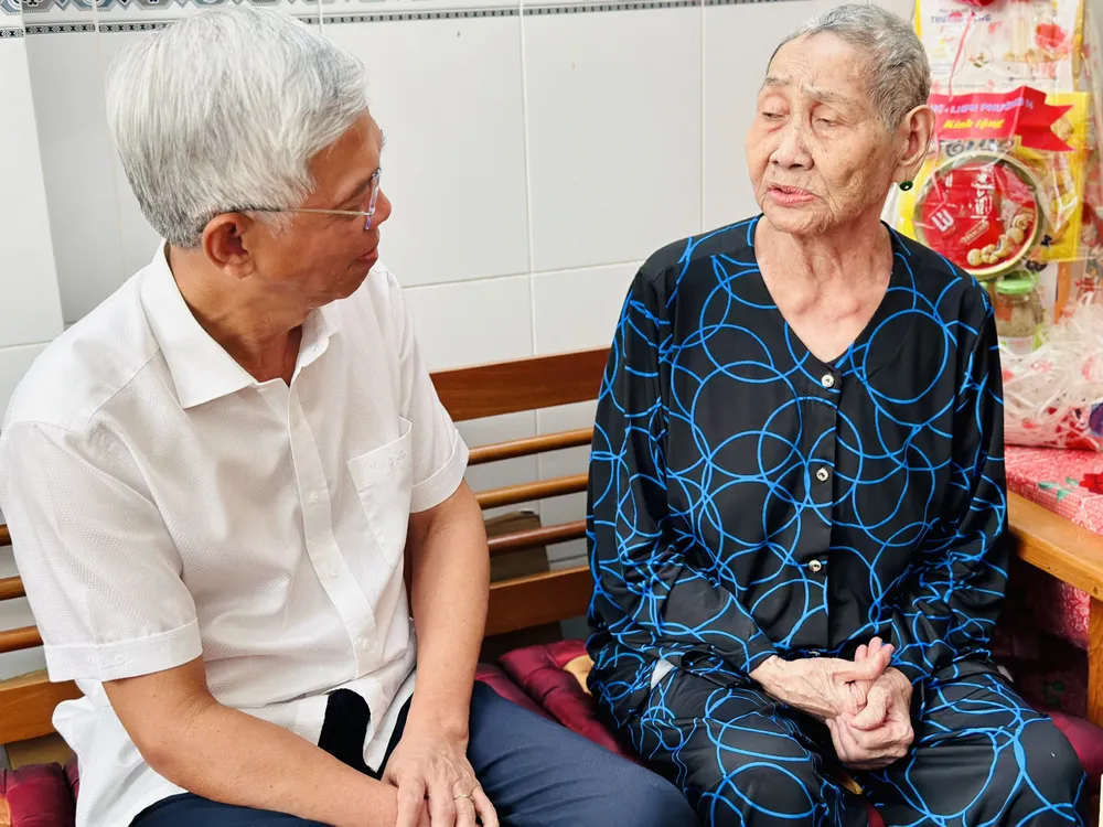 Phó Chủ tịch UBND TPHCM ân cần hỏi thăm Mẹ Việt Nam Anh hùng Nguyễn Thị Đương. Ảnh: CHÍ THẠCH