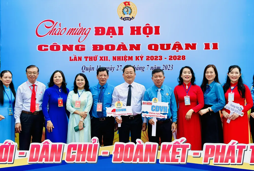 Bí thư Quận ủy quận 11 Trương Quốc Lâm cùng các đại biểu dự Đại hội