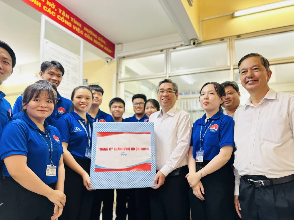 Trưởng Ban Tổ chức Thành ủy TPHCM Nguyễn Phước Lộc tặng quà các chiến sĩ tham gia Chiến dịch Mùa hè xanh. Ảnh: CHÍ THẠCH Trưởng Ban Tổ chức Thành ủy TPHCM Nguyễn Phước Lộc tặng quà các chiến sĩ tham gia Chiến dịch Mùa hè xanh. Ảnh: CHÍ THẠCH