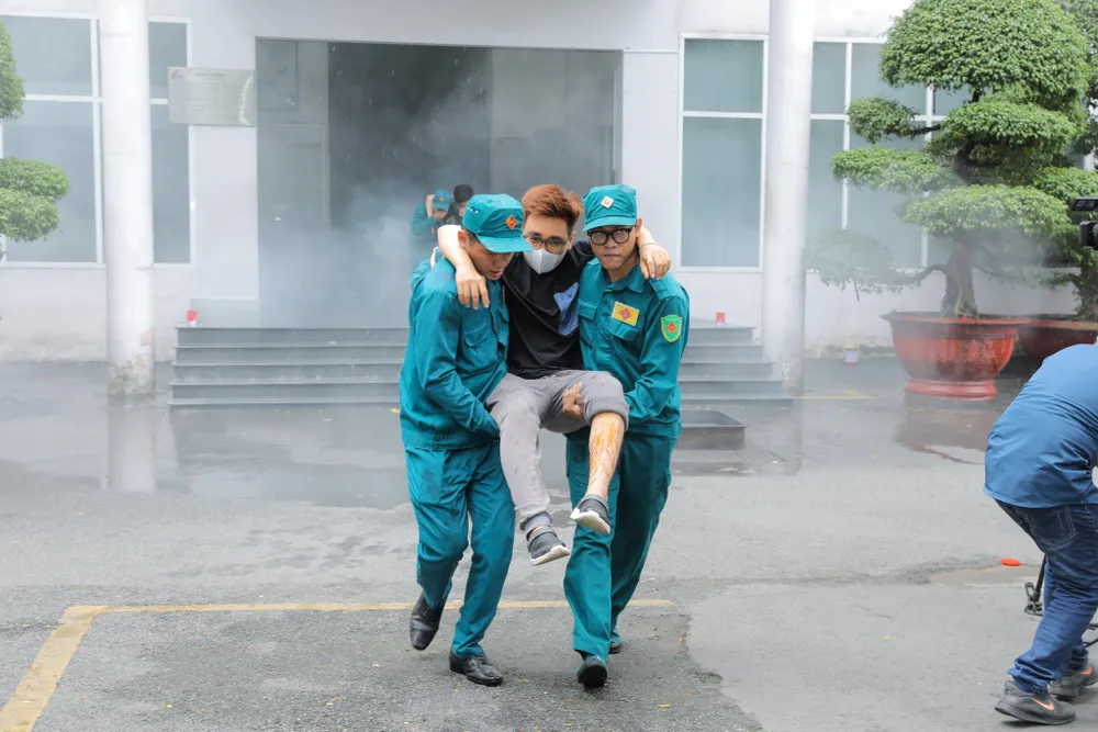 Lực lượng PCCC cứu người ra bên ngoài