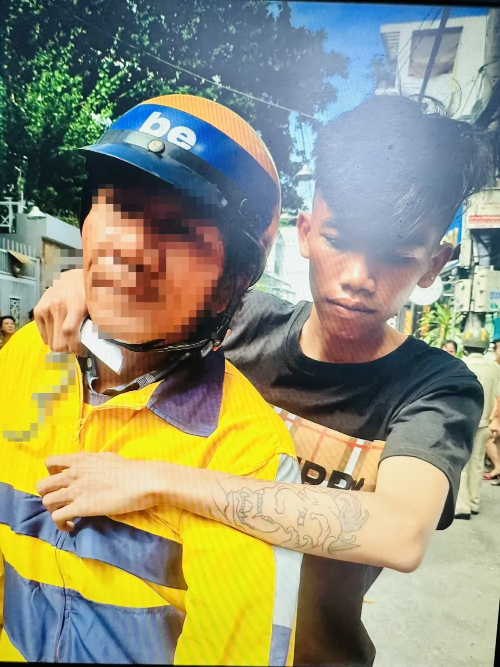 Huy thực nghiệm lại hiện trường. Ảnh: CHÍ THẠCH Huy thực nghiệm lại hiện trường. Ảnh: CHÍ THẠCH