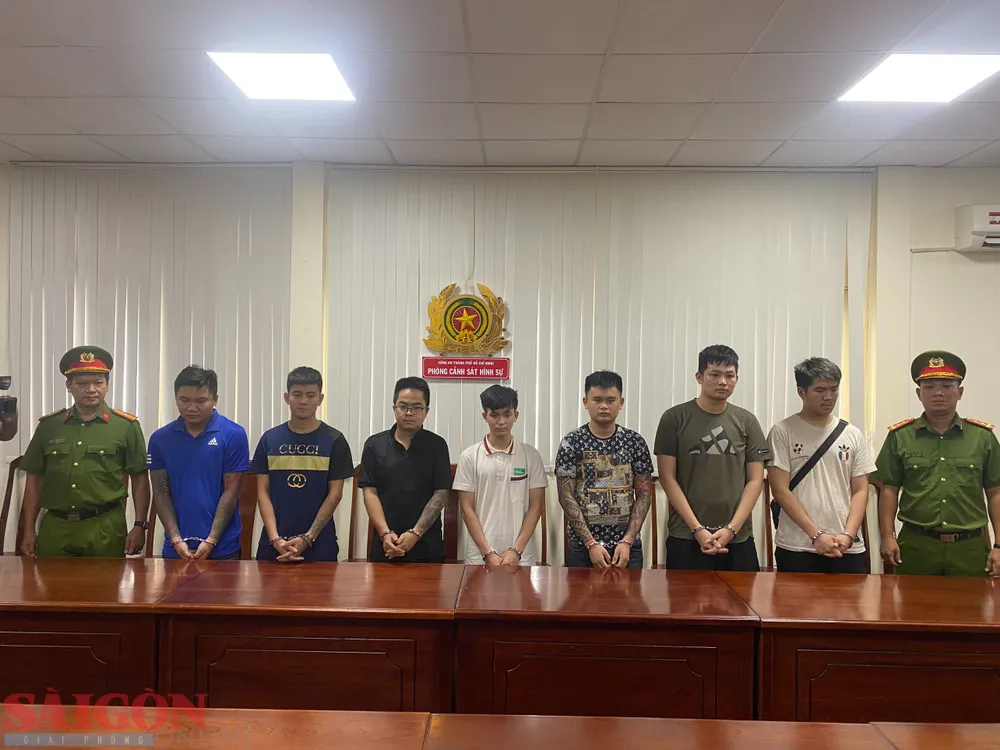 Nhóm 7 đối tượng tại cơ quan công an