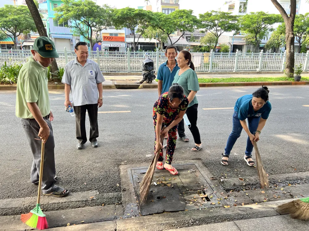Các đơn vị đã đồng loạt ra quân vệ sinh đường phố, chấn chỉnh trật tự vỉa hè, lòng lề đường, xóa quảng cáo rao vặt, chăm sóc và trồng cây xanh ở 14 phường. Các đơn vị đã đồng loạt ra quân vệ sinh đường phố, chấn chỉnh trật tự vỉa hè, lòng lề đường, xóa quảng cáo rao vặt, chăm sóc và trồng cây xanh ở 14 phường.