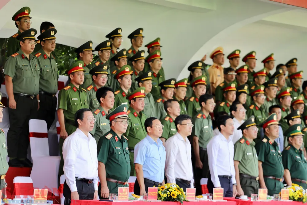 Chủ tịch UBND TPHCM Phan Văn Mãi cùng các đồng chí lãnh đạo dự hội thi điều lệnh, quân sự, võ thuật và hội thao Công an TPHCM mở rộng năm 2023 tại Trung tâm Thể thao Công an TPHCM. Ảnh: DŨNG PHƯƠNG
