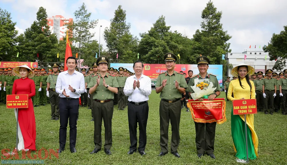 Chủ tịch UBND TPHCM Phan Văn Mãi cùng lãnh đạo Công an TPHCM chụp hình với các đơn vị tham gia hội thi, hội thao. Ảnh: DŨNG PHƯƠNG