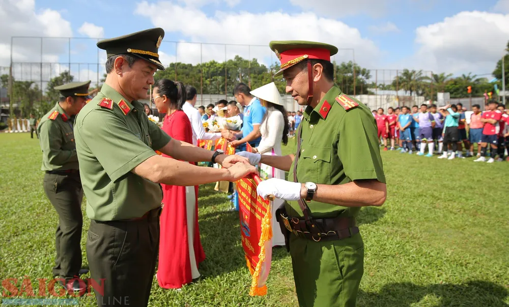 Thiếu tướng Lê Hồng Nam, Giám đốc Công an TPHCM tặng cờ lưu niệm cho các đội. Ảnh: DŨNG PHƯƠNG