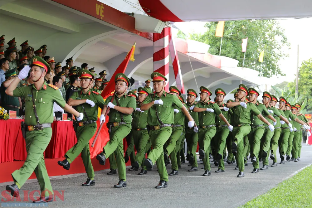 Các đội tham gia phần thi duyệt đội ngũ. Ảnh: DŨNG PHƯƠNG