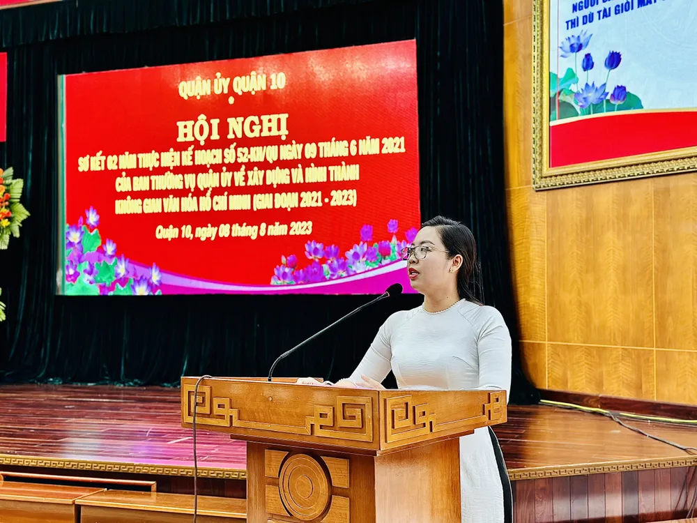 Bí thư Đảng ủy phường 8, quận 10 Nguyễn Ngọc Bảo Quyên trình bày ý kiến tại hội nghị