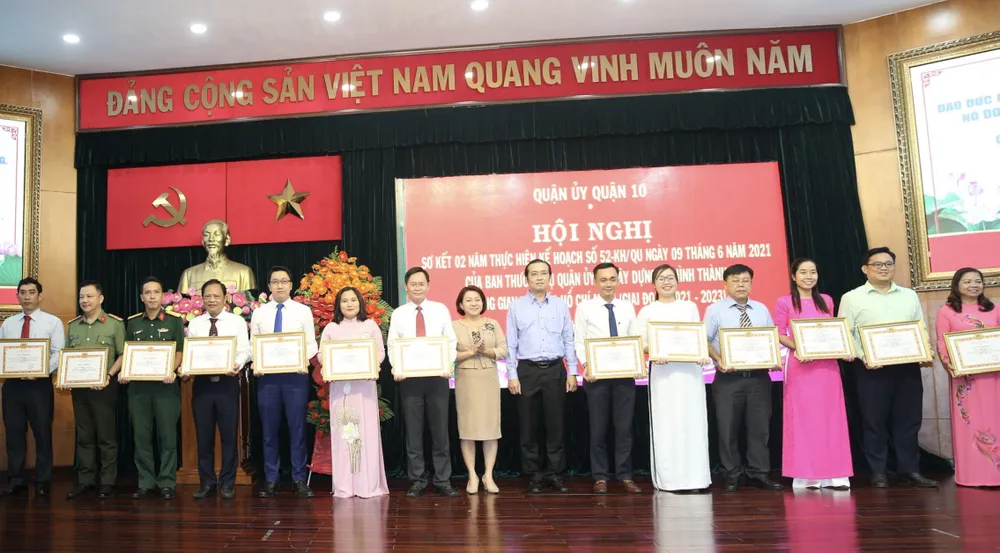 Bí thư Quận ủy quận 10 Lê Văn Minh trao khen thưởng cho tập thể thực hiện tốt việc xây dựng, hình thành không gian văn hóa Hồ Chí Minh