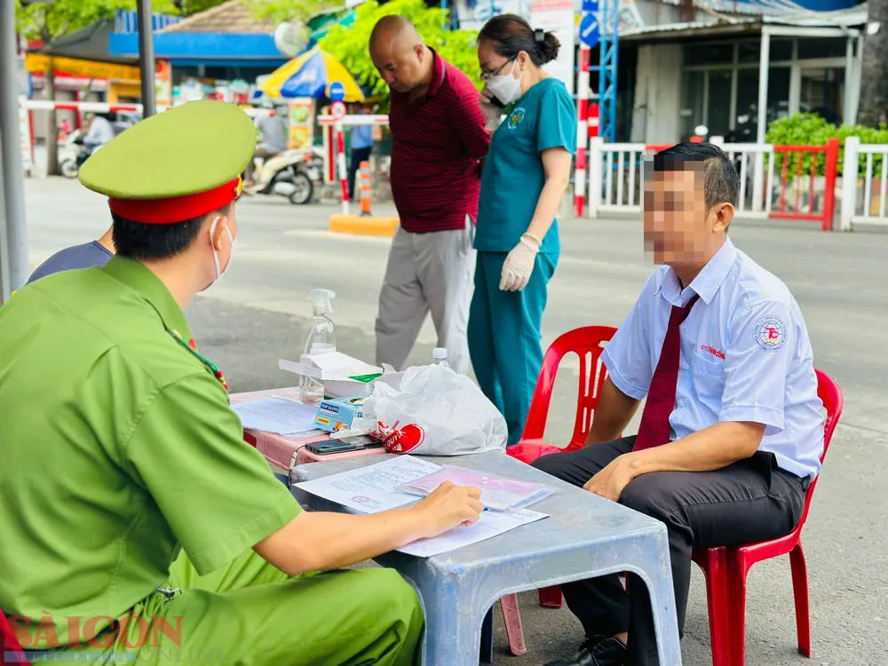 Lực lượng chức năng kiểm tra ma túy các tài xế . Ảnh: CHÍ THẠCH