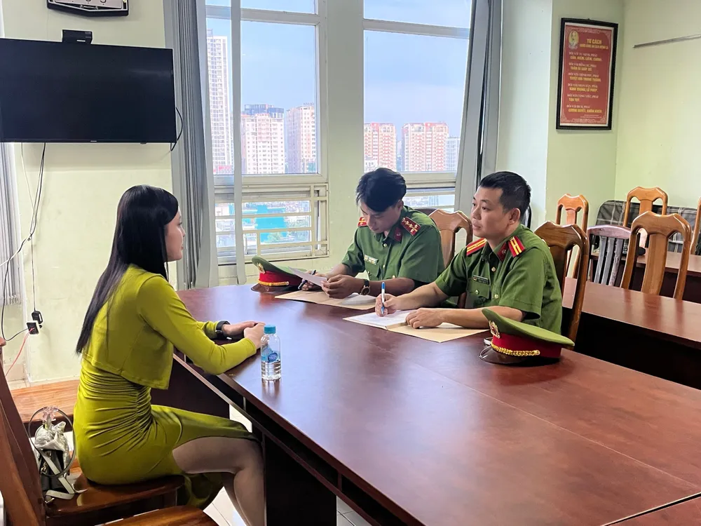 Hạnh tại cơ quan công an