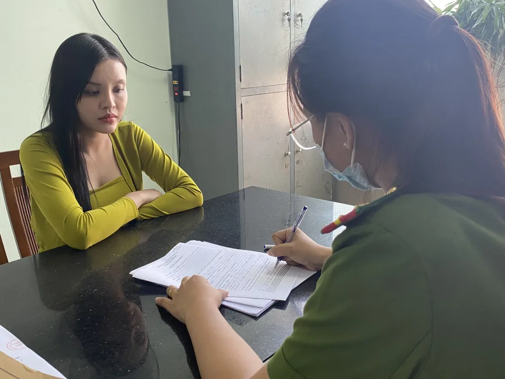 Công an lấy lời khai "tú bà" Vỏ Thị Mỷ Hạnh