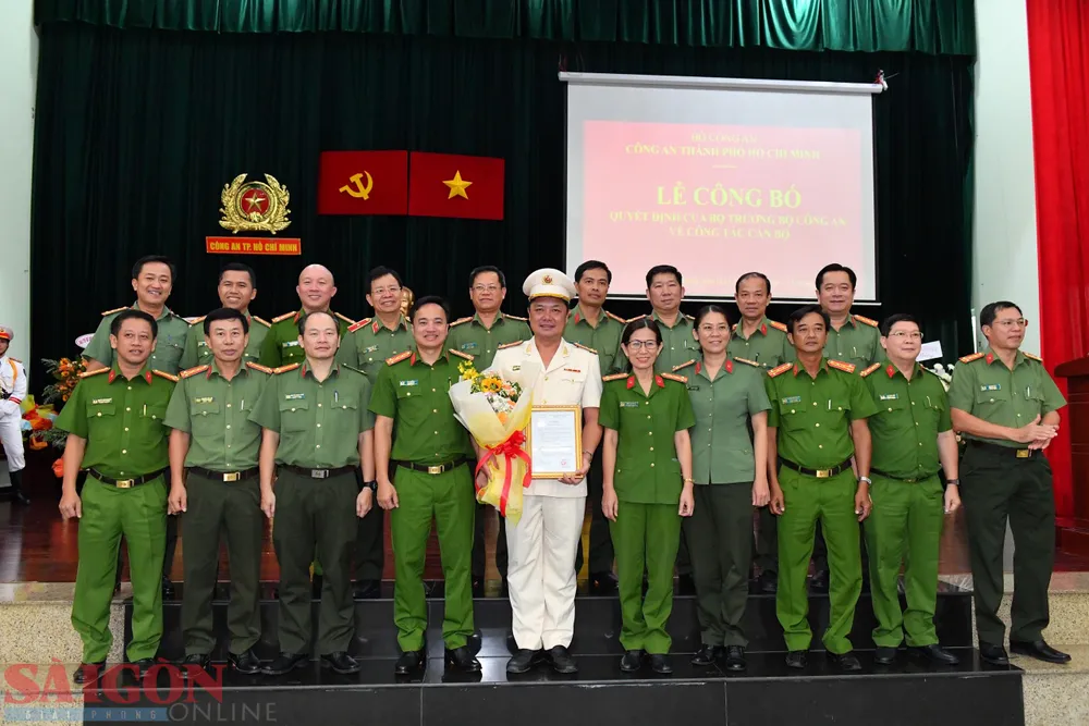 Lãnh đạo các phòng nghiệp vụ Công an TPHCM chụp hình lưu niệm với Thượng tá Nguyễn Đình Dương. Ảnh: VIỆT DŨNG