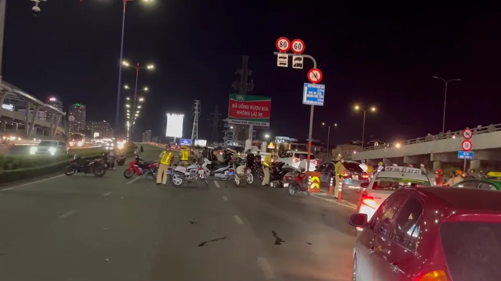 Lực lượng chức năng chặn đầu cầu Sài Gòn để vây bắt nhóm quái xế