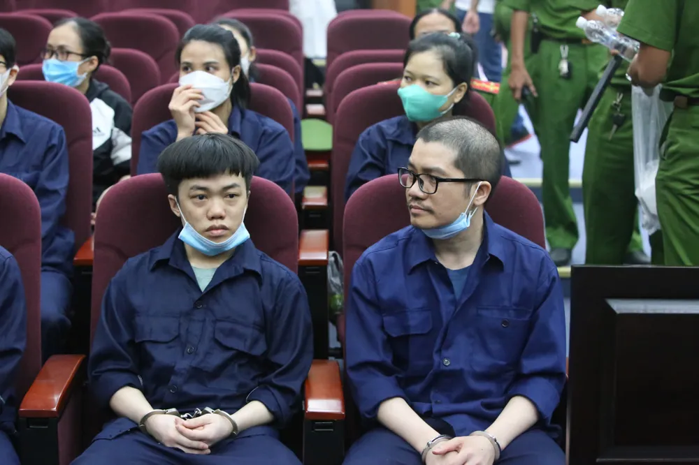 Bị cáo Nguyễn Thái Luyện cùng em trai tại tòa trước đó