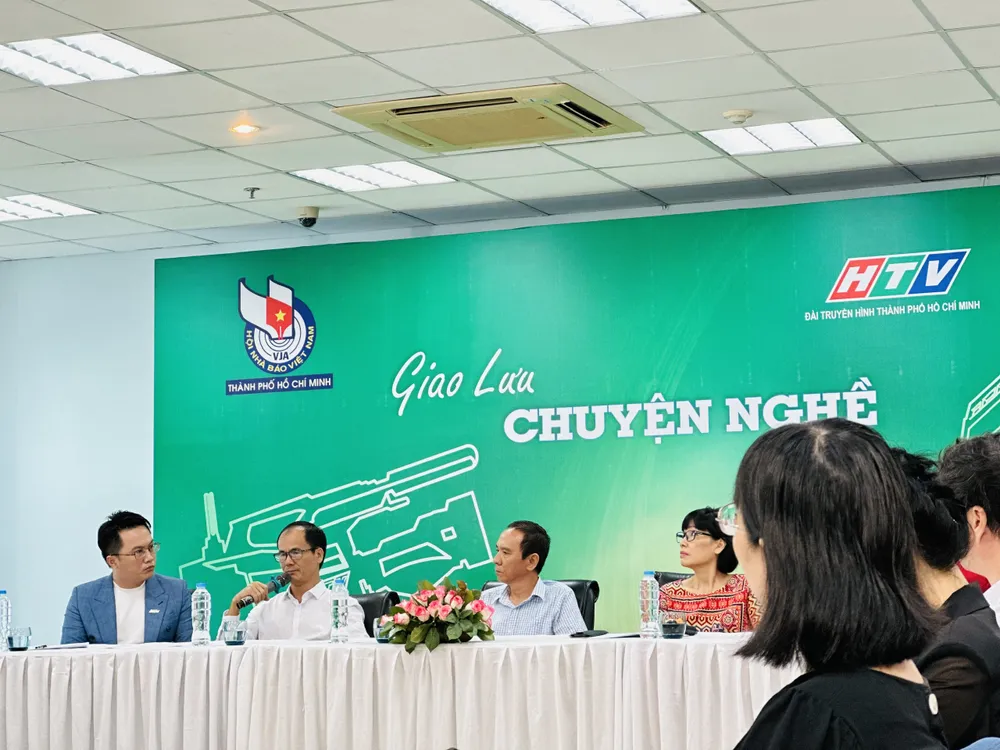 Nhà văn, nhà báo, Thượng tá Nguyễn Hồng Lam chia sẻ với các sinh viên về ngôn ngữ chuẩn mực và mang tính văn hóa của người làm báo Nhà văn, nhà báo, Thượng tá Nguyễn Hồng Lam chia sẻ với các sinh viên về ngôn ngữ chuẩn mực và mang tính văn hóa của người làm báo