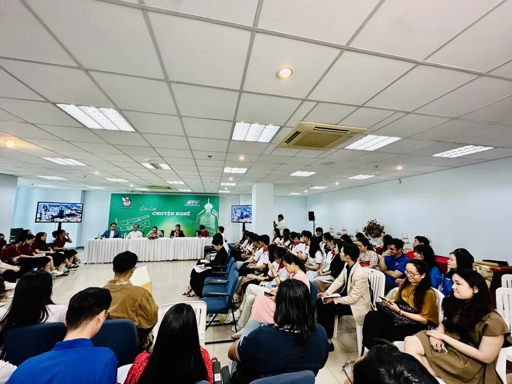 Sinh viên các trường đại học đặt câu hỏi giao lưu với các nhà báo, nhà văn, biên tập viên Sinh viên các trường đại học đặt câu hỏi giao lưu với các nhà báo, nhà văn, biên tập viên