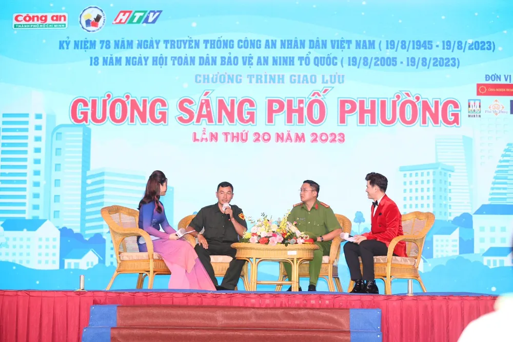 Anh Nguyễn Văn Dinh và Đại úy Trần Thanh Hậu giao lưu với khán giả