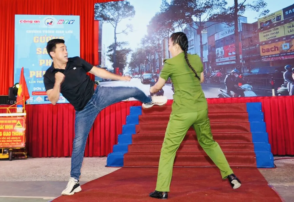 Phần biểu diễn võ thuật bắt cướp của Đội võ thuật Công an TPHCM