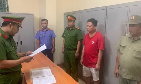 Công an tống đạt các quyết định với YouTuber Võ Minh Điền (áo đỏ) Công an tống đạt các quyết định với YouTuber Võ Minh Điền (áo đỏ)