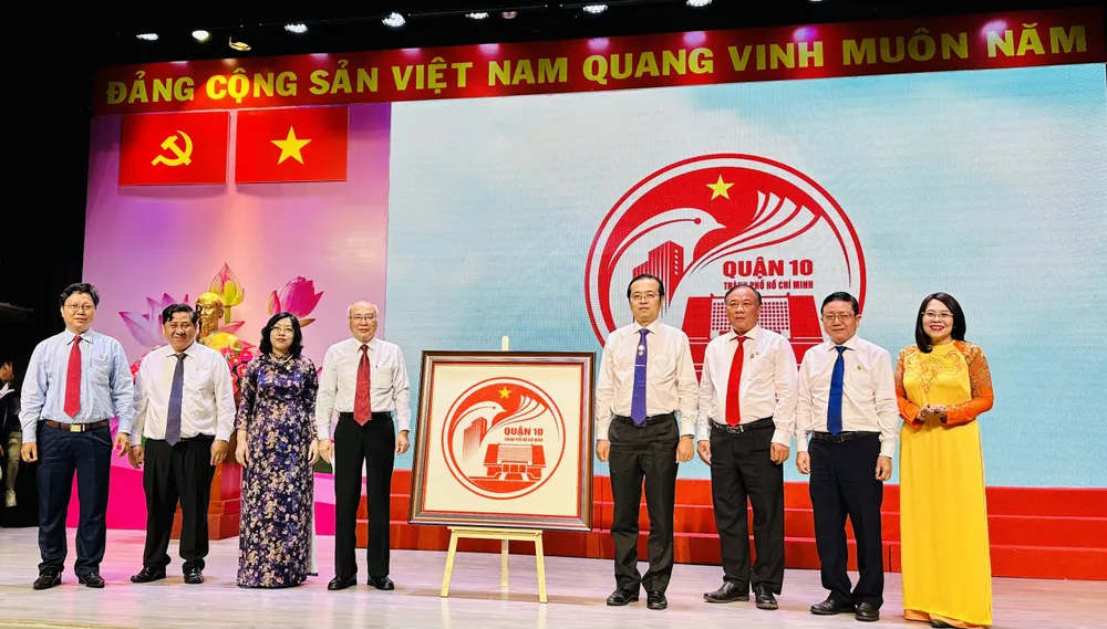 Biểu trưng của quận 10. Ảnh: CHÍ THẠCH