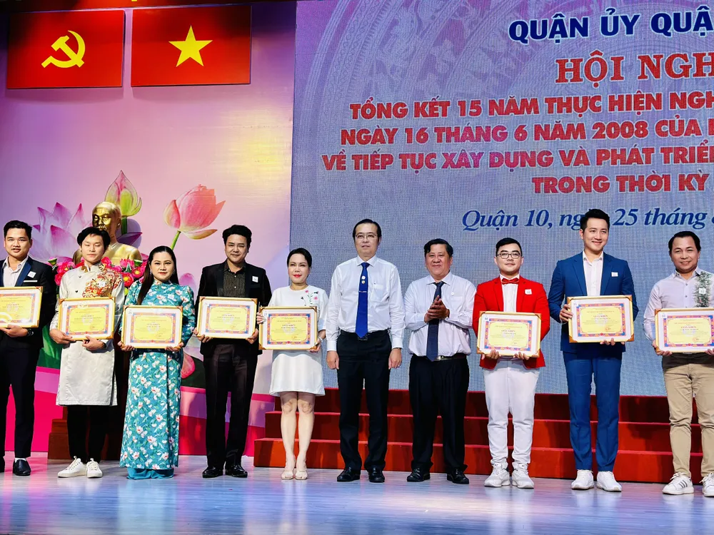 Khen thưởng 25 tập thể, 33 cá nhân có thành tích xuất sắc 15 năm thực hiện Nghị quyết 23 của Bộ Chính trị. Ảnh: CHÍ THẠCH