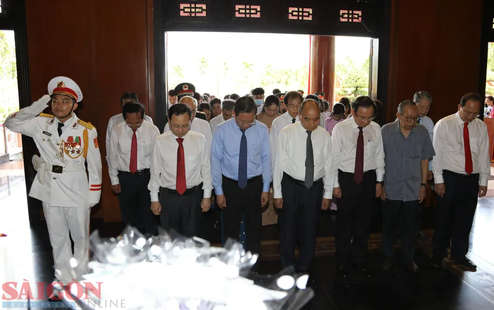 Đoàn dành một phút mặc niệm tri ân đến công lao to lớn các chiến sĩ, đồng bào. Ảnh: DŨNG PHƯƠNG