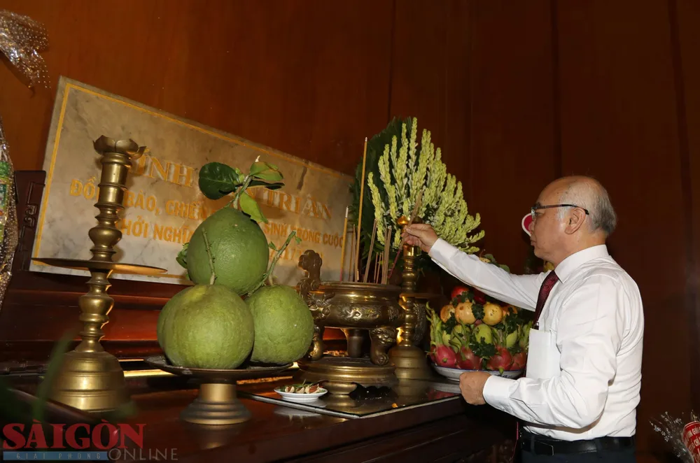 Trưởng Ban Tuyên giáo Thành ủy TPHCM Phan Nguyễn Như Khuê dâng hương. Ảnh: DŨNG PHƯƠNG