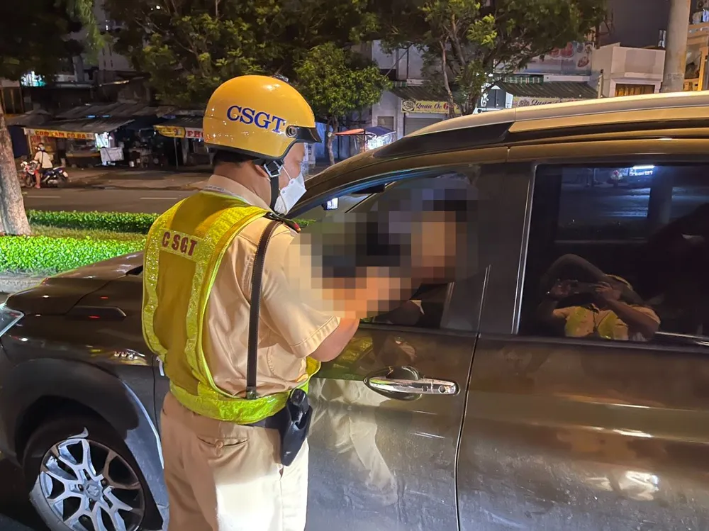 CSGT TPHCM kiểm tra nồng độ cồn với tài xế xe ô tô theo kinh nghiệm quốc tế