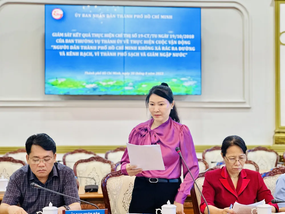 Lãnh đạo Huyện Cần Giờ báo cáo kết quả thực hiện Chỉ thị 19 của Ban Thường vụ Thành ủy về việc thực hiện cuộc vận động “Người dân TPHCM không xả rác ra đường và kênh rạch, vì thành phố sạch và giảm ngập nước”. Ảnh: CHÍ THẠCH