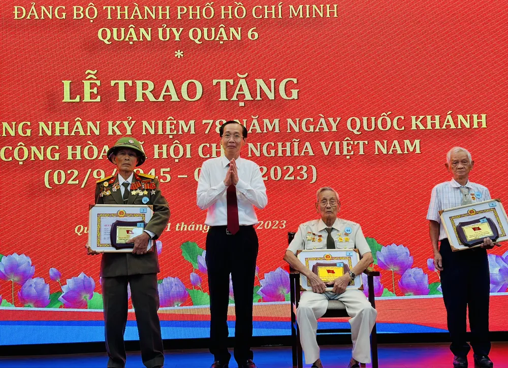 Trưởng Ban Nội chính Thành ủy TPHCM Lê Thanh Liêm trao Huy hiệu Đảng cho đảng viên cao tuổi Đảng ở quận 6. Ảnh: CHÍ THẠCH