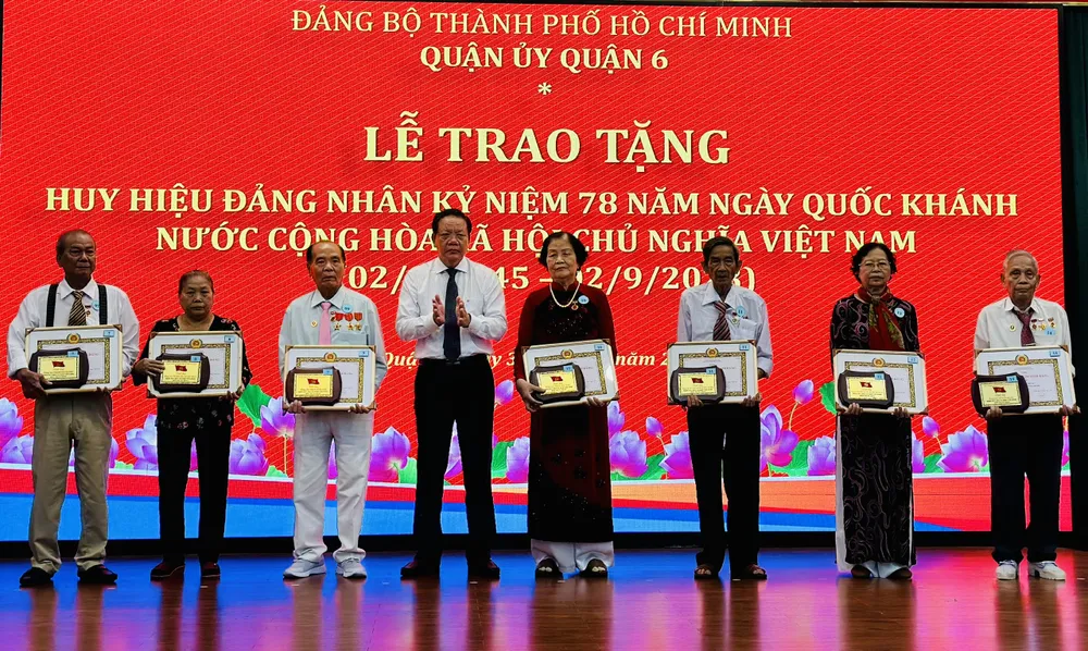 Lãnh đạo quận 6 trao Huy hiệu Đảng cho đảng viên cao tuổi Đảng. Ảnh: CHÍ THẠCH