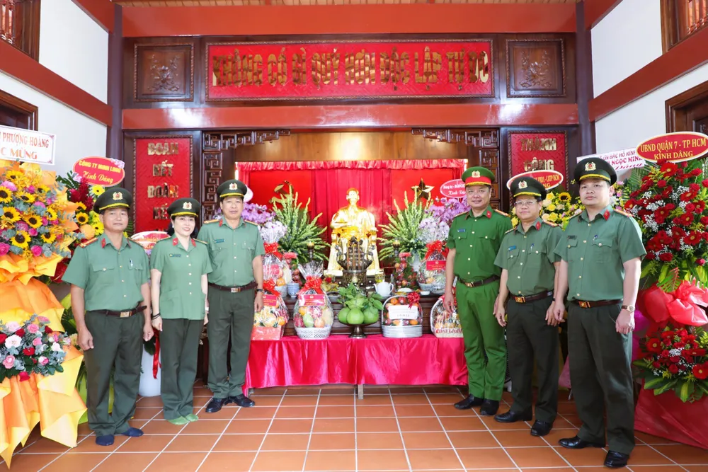 Các đại biểu tại lễ khánh thành Nhà tưởng niệm Chủ tịch Hồ Chí Minh