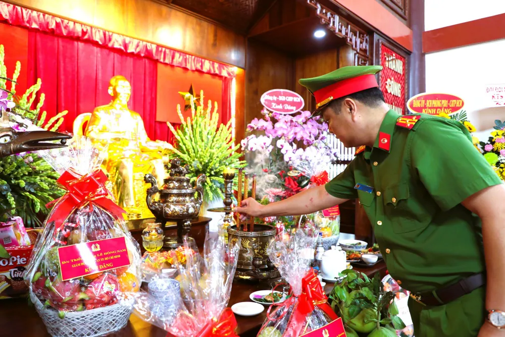 Thượng tá Nguyễn Đình Dương, Phó Giám đốc Công an TPHCM dâng hương tại Nhà tưởng niệm
