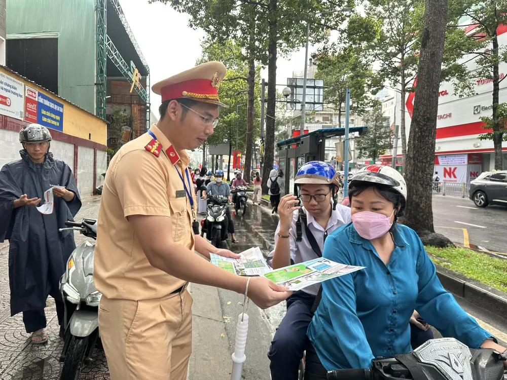 CSGT TPHCM phát tờ rơi cho phụ huynh tuyên truyền Luật giao thông CSGT TPHCM phát tờ rơi cho phụ huynh tuyên truyền Luật giao thông