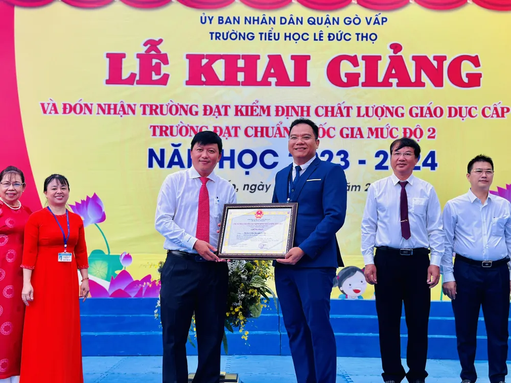 Lãnh đạo TPHCM trao bằng chứng nhận Trường Tiểu học Lê Đức Thọ đạt chuẩn Quốc gia mức độ 2 và đạt kiểm định chất lượng giáo dục cấp độ 3. Ảnh: CHÍ THẠCH