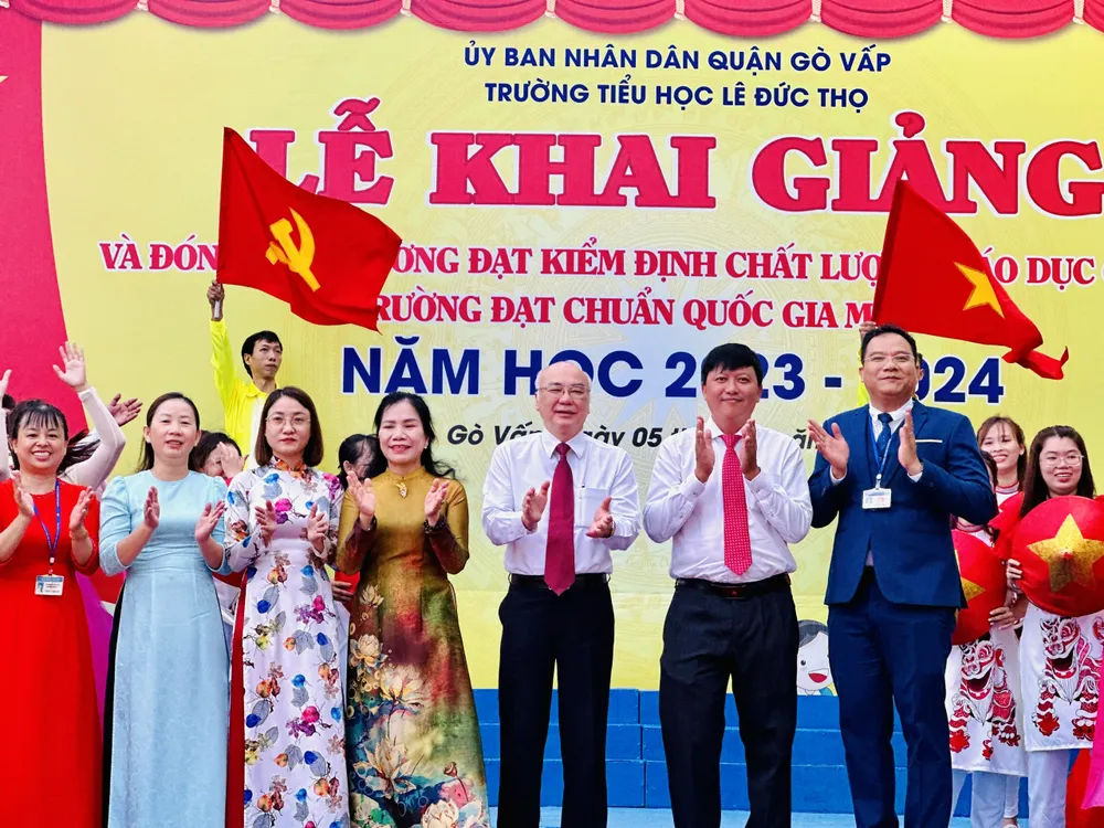 Lãnh đạo TPHCM, quận Gò Vấp chụp ảnh lưu niệm cùng Ban Giám hiệu Trường Tiểu học Lê Đức Thọ. Ảnh: CHÍ THẠCH