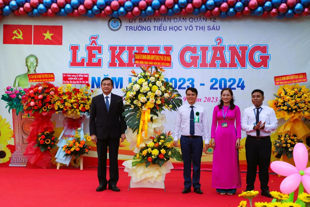 Thiếu tướng Lê Hồng Nam, Giám đốc Công an TPHCM tặng hoa chúc mừng Trường Tiểu học Võ Thị Sáu (quận 12).