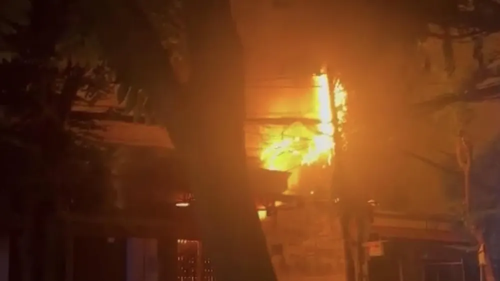 Ngọn lửa bùng cháy dữ dội Ngọn lửa bùng cháy dữ dội