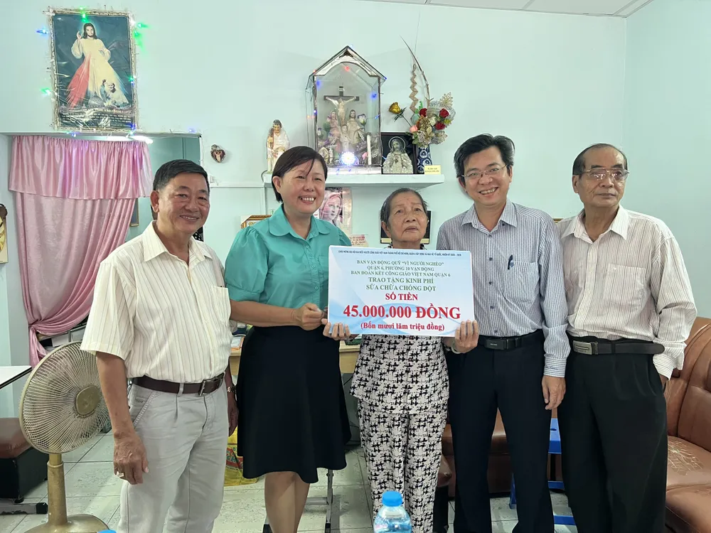 Quận 6 trao bảng tượng trưng kinh phí sửa chữa căn nhà tình thương cho hộ bà Trần Thị Viên
