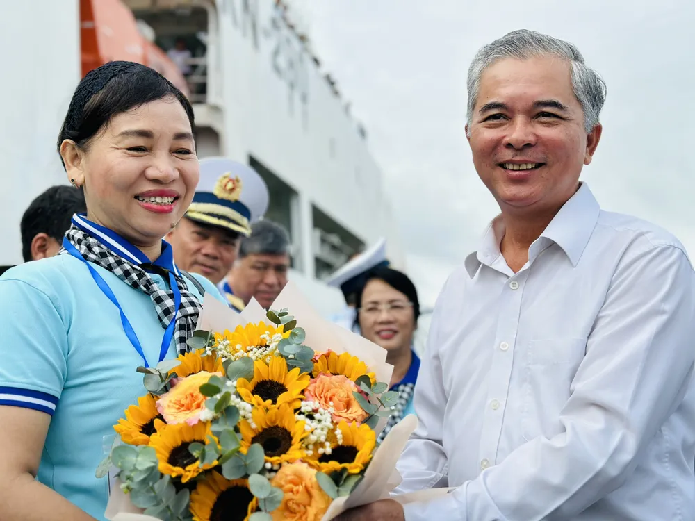Đồng chí Ngô Minh Châu tặng hoa tiễn đoàn tại Cảng Lữ đoàn 125 Hải Quân (TP Thủ Đức, TPHCM). Ảnh: CHÍ THẠCH