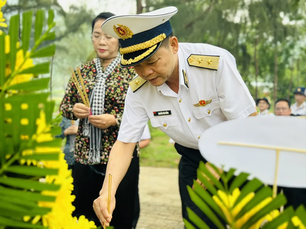 Trung tướng Nguyễn Văn Bổng, Chính uỷ quân chủng Hải Quân thắp hương tưởng niệm các Anh hùng liệt sĩ. Ảnh: CHÍ THẠCH Trung tướng Nguyễn Văn Bổng, Chính uỷ quân chủng Hải Quân thắp hương tưởng niệm các Anh hùng liệt sĩ. Ảnh: CHÍ THẠCH