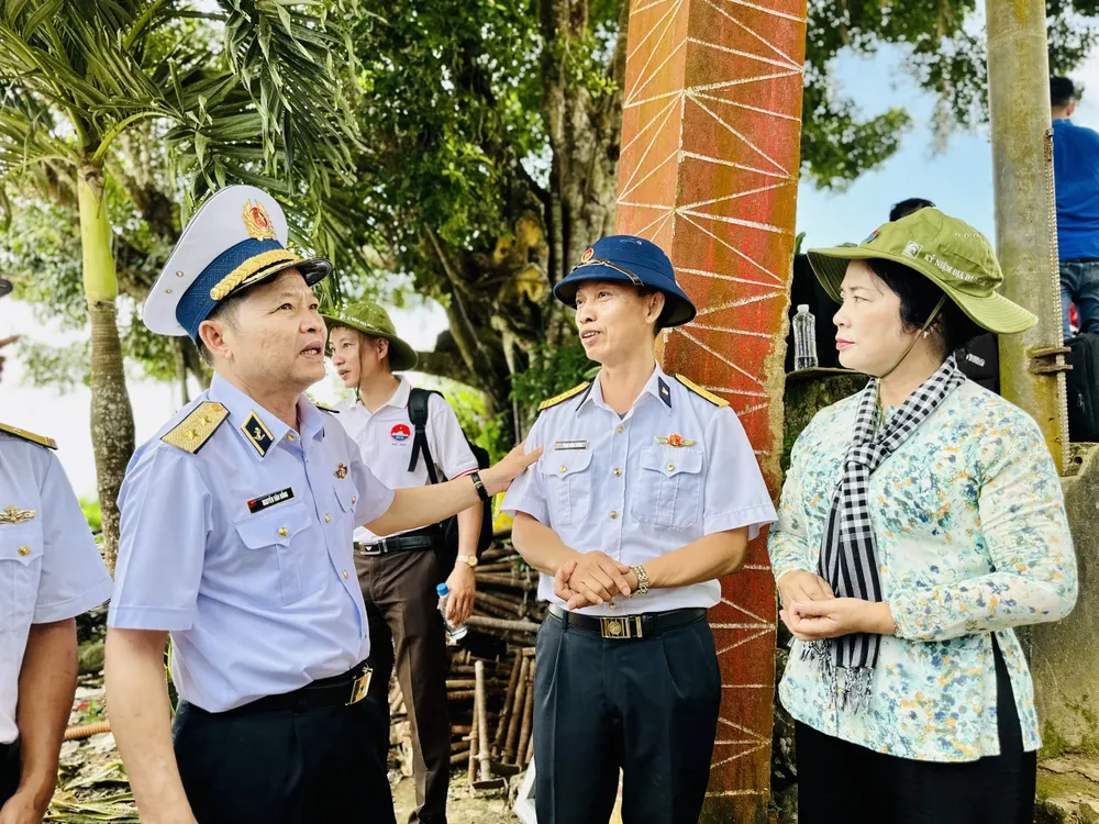Đoàn ân cần thăm hỏi, động viên cán bộ chiến sĩ làm nhiệm vụ ở đảo Hòn Khoai. Ảnh: CHÍ THẠCH