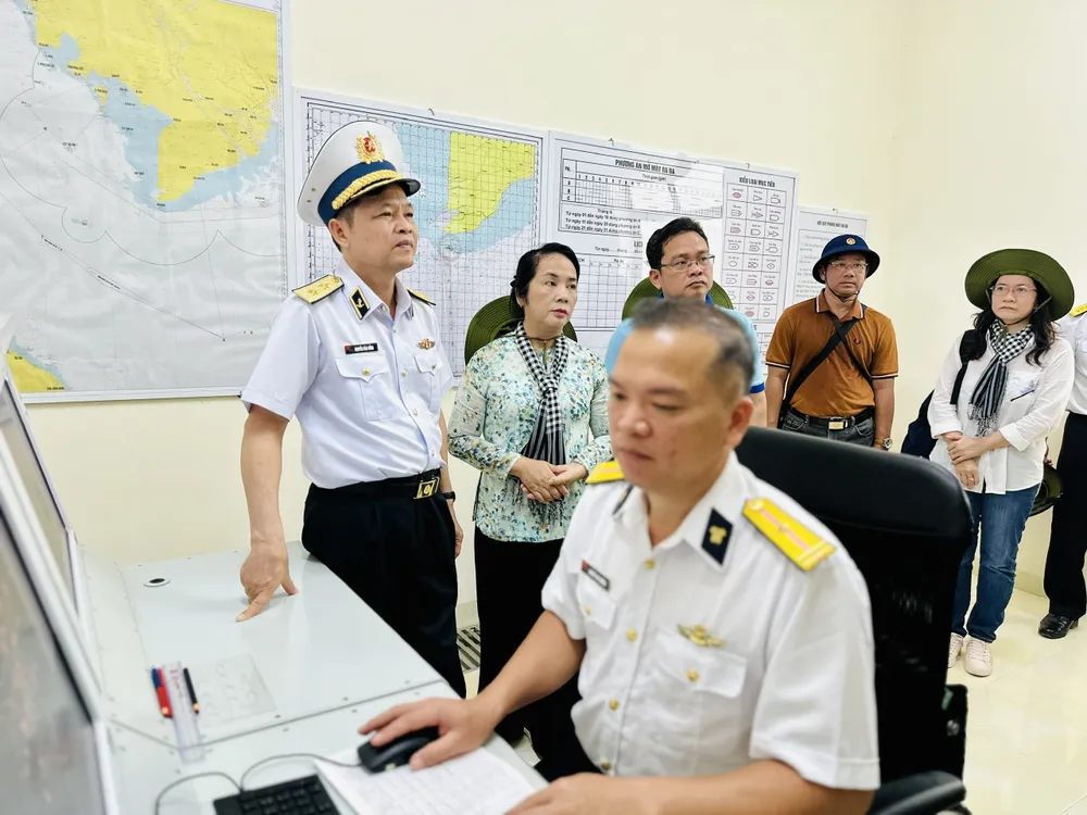 Trung tướng Nguyễn Văn Bổng, Chính ủy Quân chủng Hải quân và đồng chí Trần Kim Yến, Chủ tịch Ủy ban MTTQ Việt Nam TPHCM thăm, động viên cán bộ, chiến sĩ ở Trạm Rađa 595. Ảnh: CHÍ THẠCH