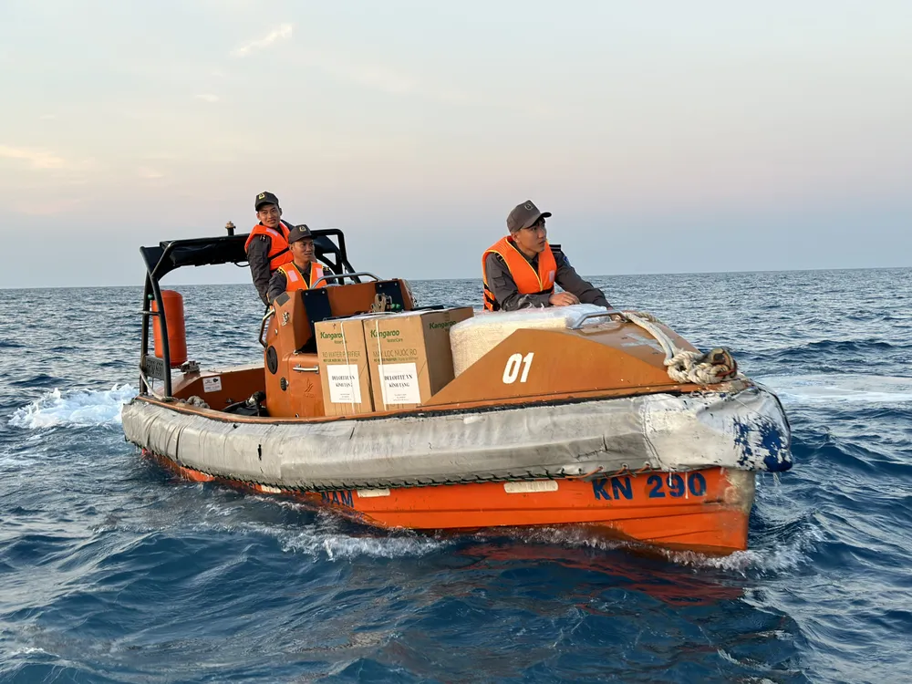 Đoàn chuyển quà ra Nhà giàn bằng xuồng. Ảnh: CHÍ THẠCH