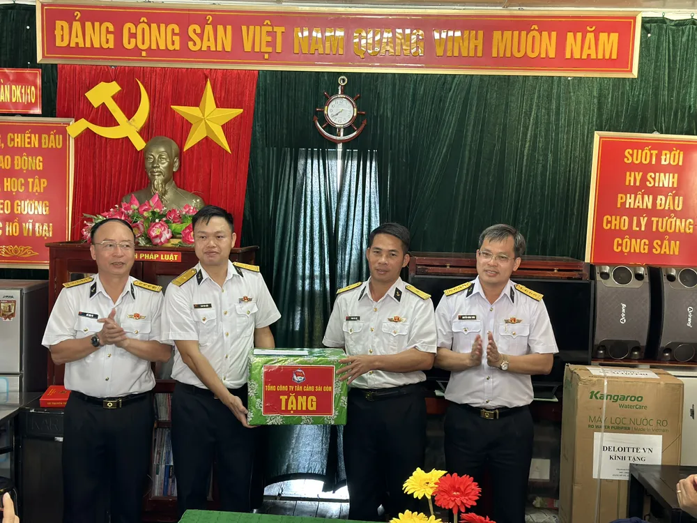 Đoàn công tác tặng quà cán bộ, chiến sĩ Nhà giàn DK1/10. Ảnh: CHÍ THẠCH