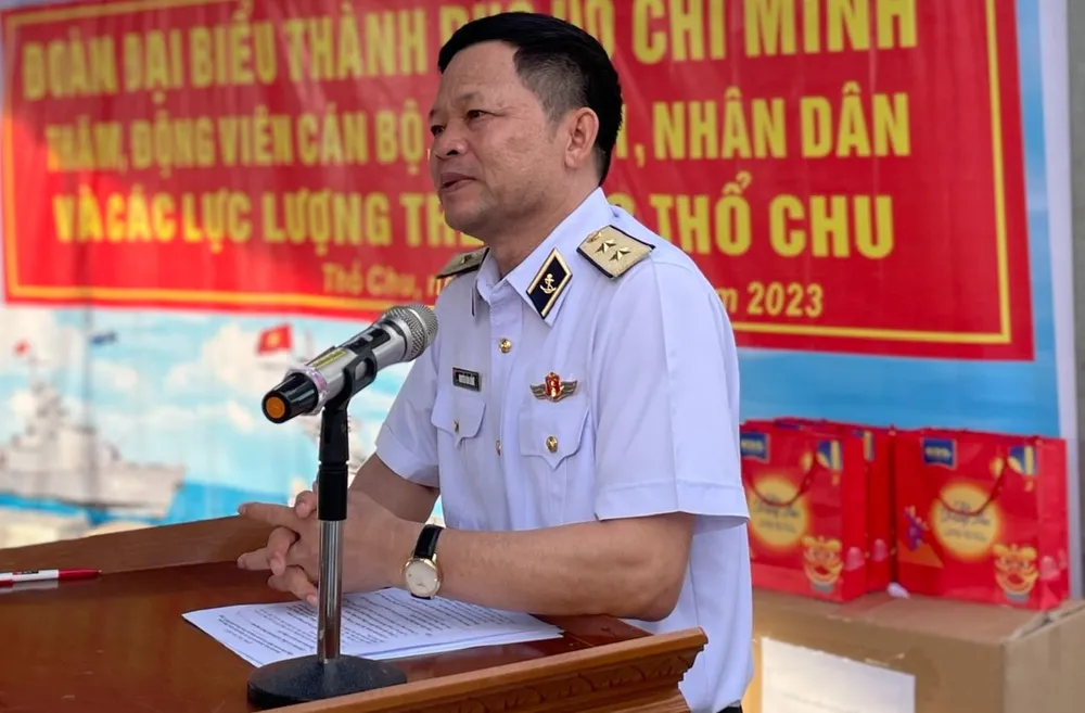 Trung tướng Nguyễn Văn Bổng, Chính ủy Quân chủng Hải quân chia sẻ tình cảm với cán bộ, chiến sĩ và người dân trên đảo Thổ Chu. Ảnh: CHÍ THẠCH