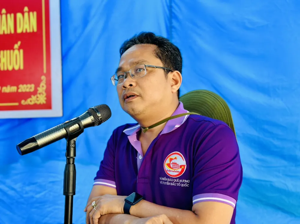 Phó Chủ tịch Ủy ban MTTQ Việt Nam TPHCM Phạm Minh Tuấn bày tỏ xúc động khi tới thăm, tặng quà chiến sĩ, người dân ở đảo Hòn Chuối (tỉnh Cà Mau). Ảnh: CHÍ THẠCH