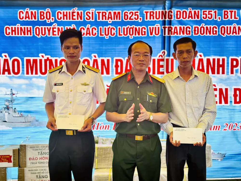 Đoàn tặng các phần quà cho cán bộ chiến sĩ và người dân có hoàn cảnh khó khăn trên đảo. Ảnh: CHÍ THẠCH